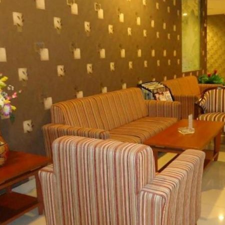 Maesa Hotel Ponorogo Eksteriør billede