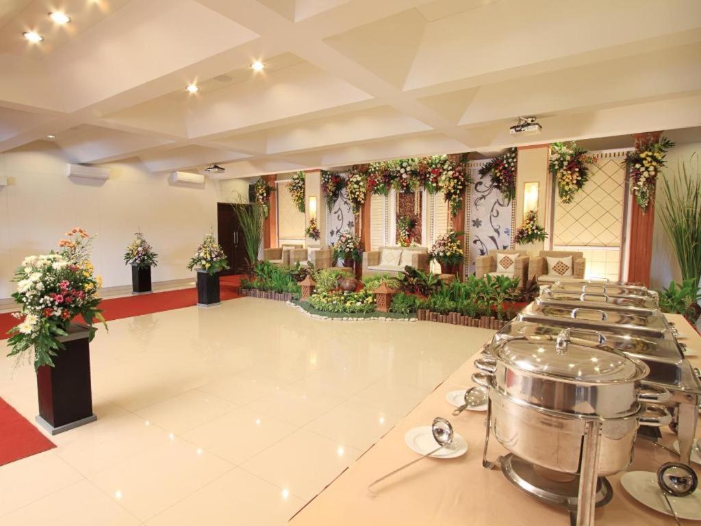 Maesa Hotel Ponorogo Eksteriør billede