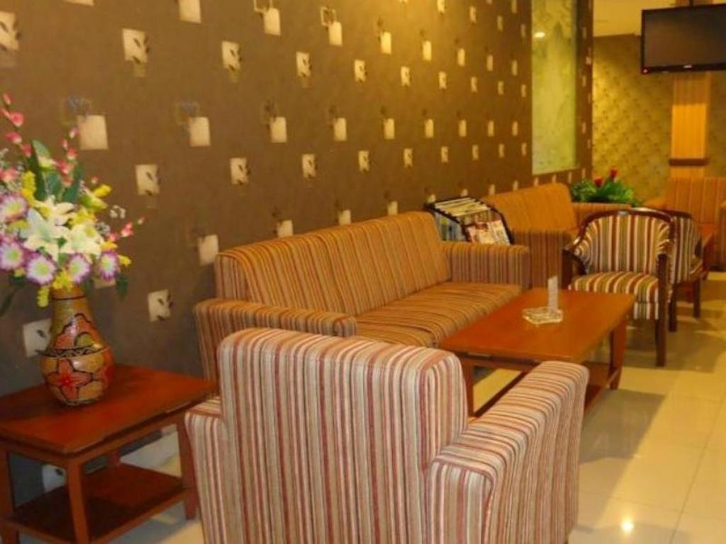 Maesa Hotel Ponorogo Eksteriør billede