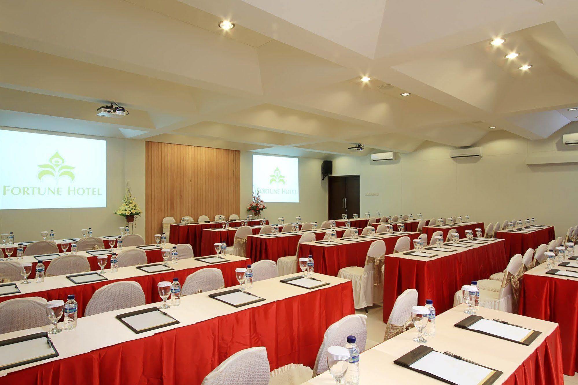 Maesa Hotel Ponorogo Eksteriør billede
